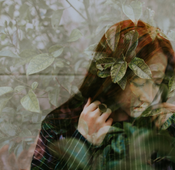 donna e foglie